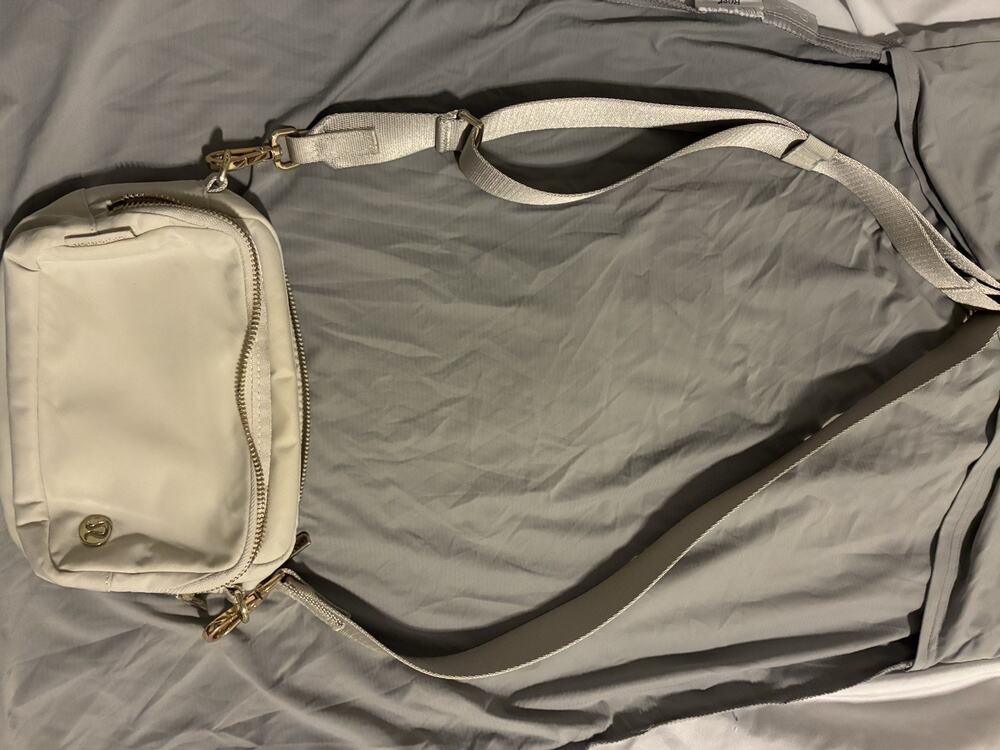 LULULEMON EVERYWHERE CROSSBODY BAG 2L light ivory GOLD METAL HARDWARE used
